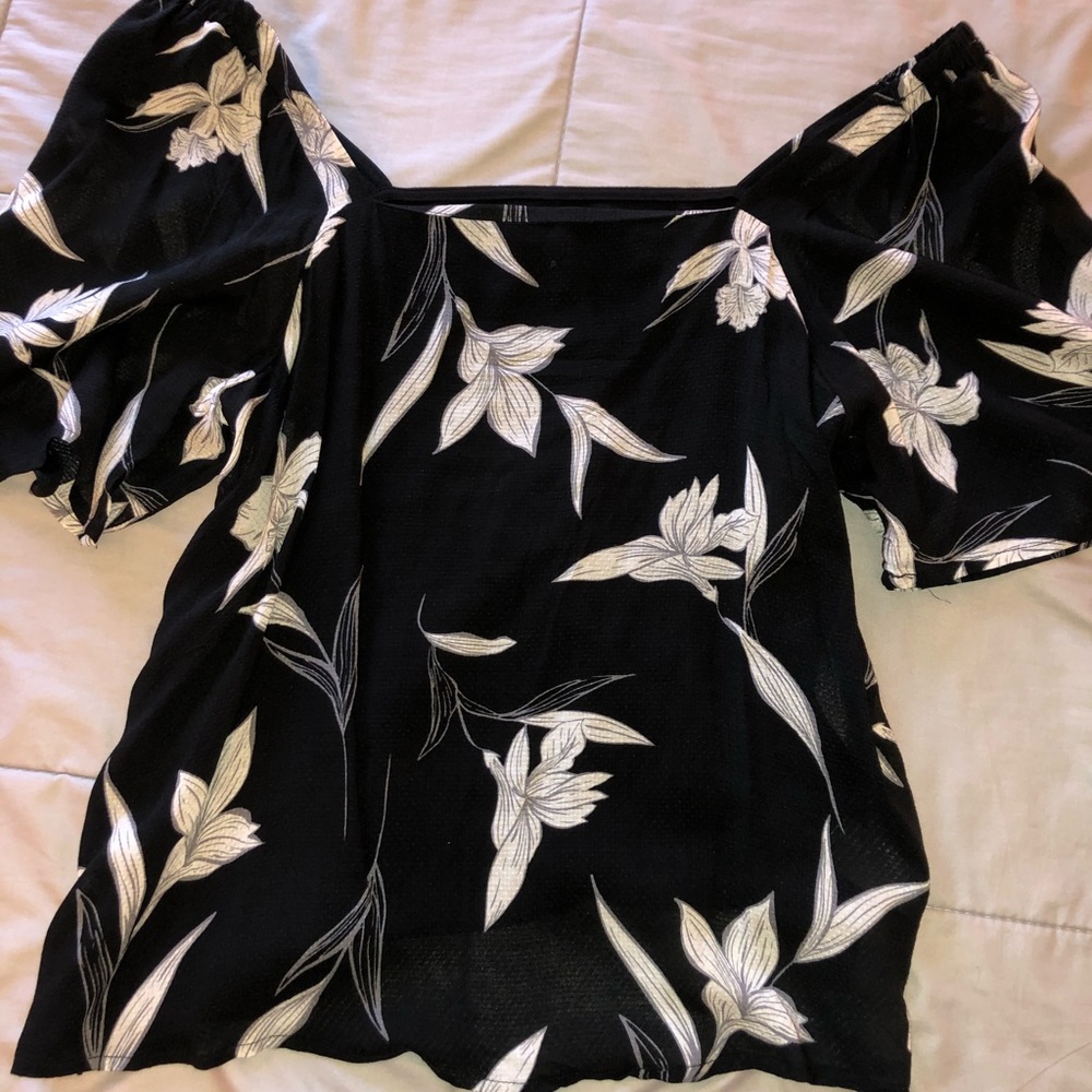 Floral off the shoulder top 🌸